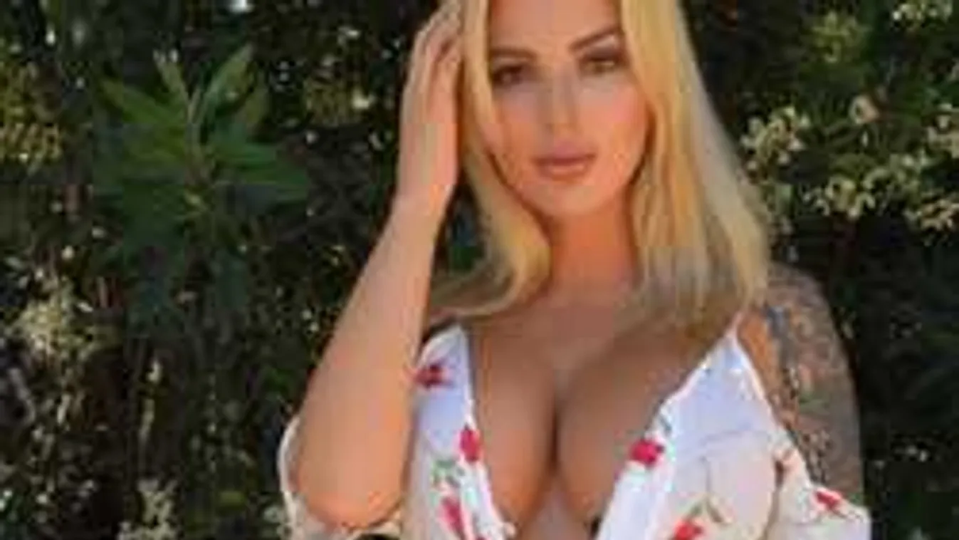 Õrület, lerobban a melltartó a dögös modell cicijéről