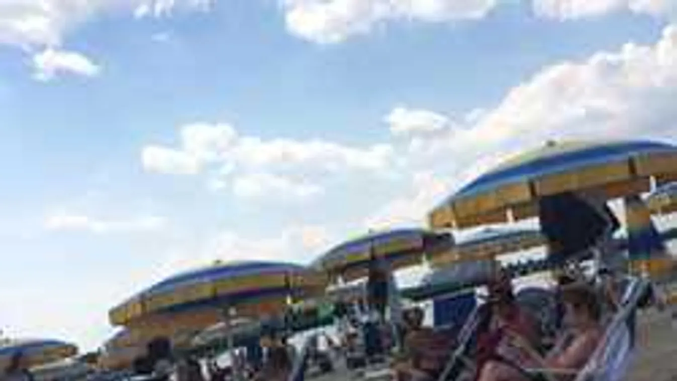 Elképesztő tömeg a Velencei-tónál! A vízben is alig van hely - Fotók