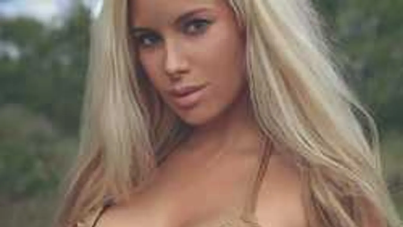 Pucér testtel várta a nyaldosó hullámokat a gigamellű modell