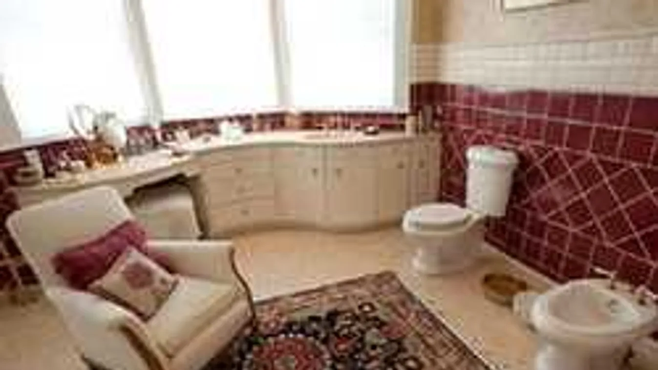 Lehetetlen, hogy ezeket a házakat eladják: férfiasság alakú ablak, nappali a wc-ben