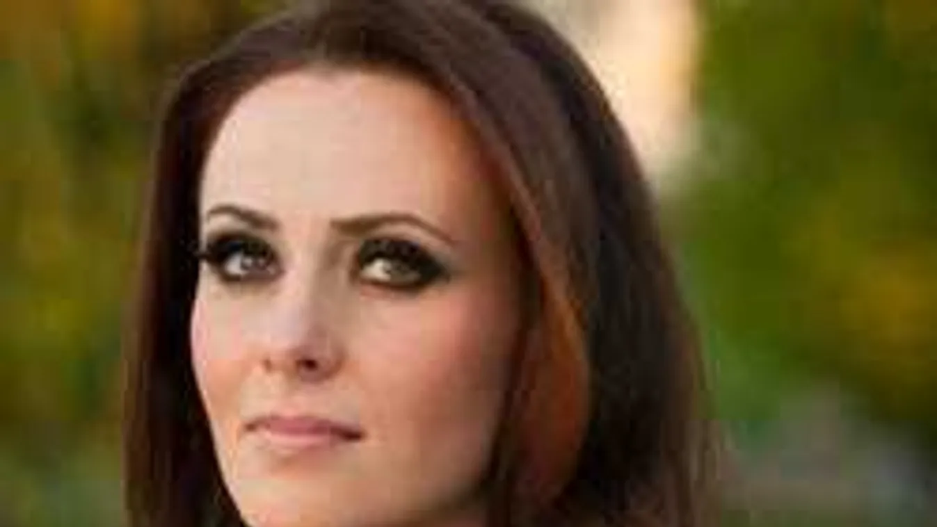 Szörnyű tragédia történt: Összeomlott a gyásztól a magyar énekesnő