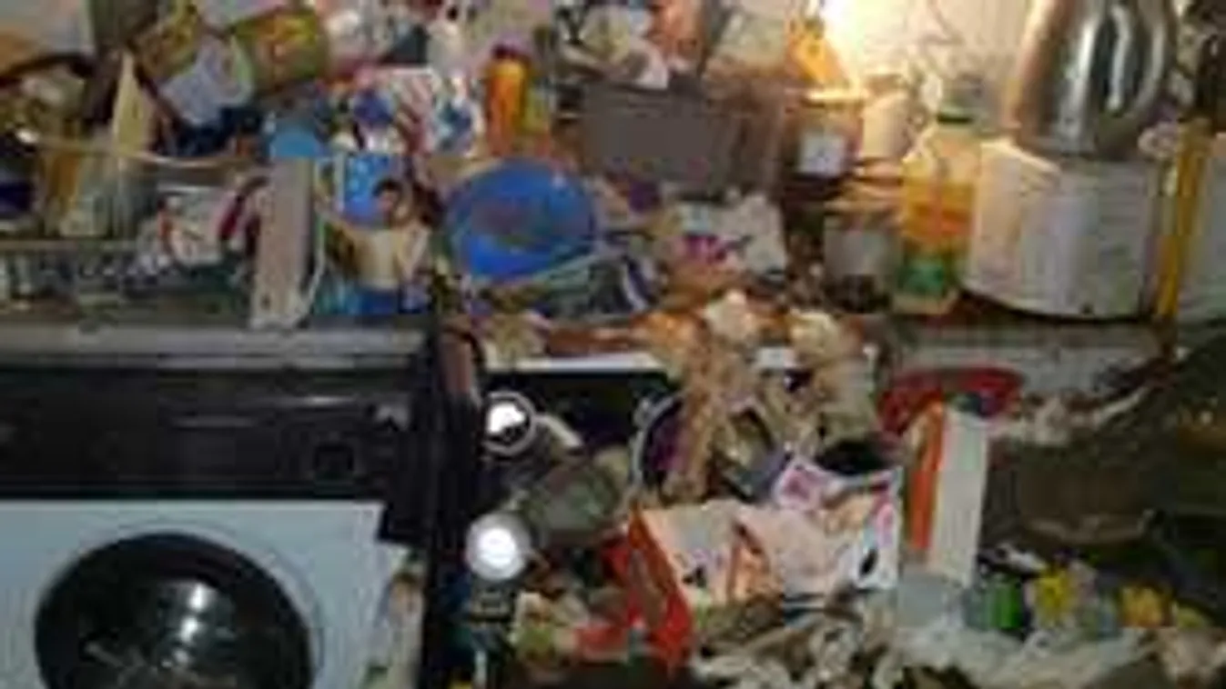 Egy hónapig takarították a világ legmocskosabb panellakását