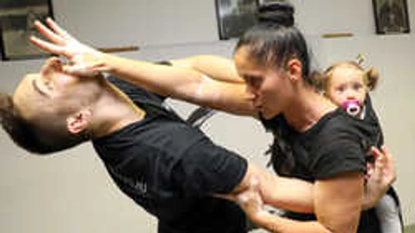 Gyerekkel a kezében harcol Ildikó