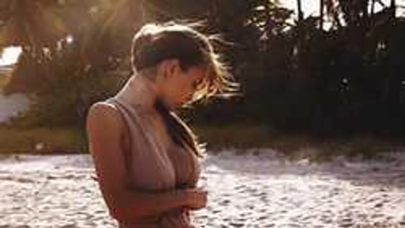 Se bugyi, se más: mindent megmutat a kéjesen hempergő sportmodell