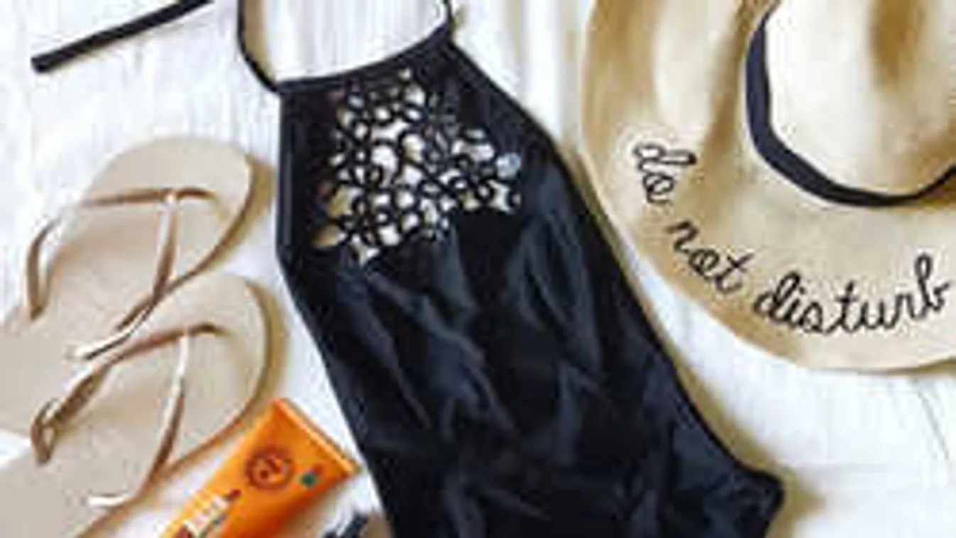 Egyforma fürdőruhában nyaral a két sztár! De vajon kinek áll jobban?