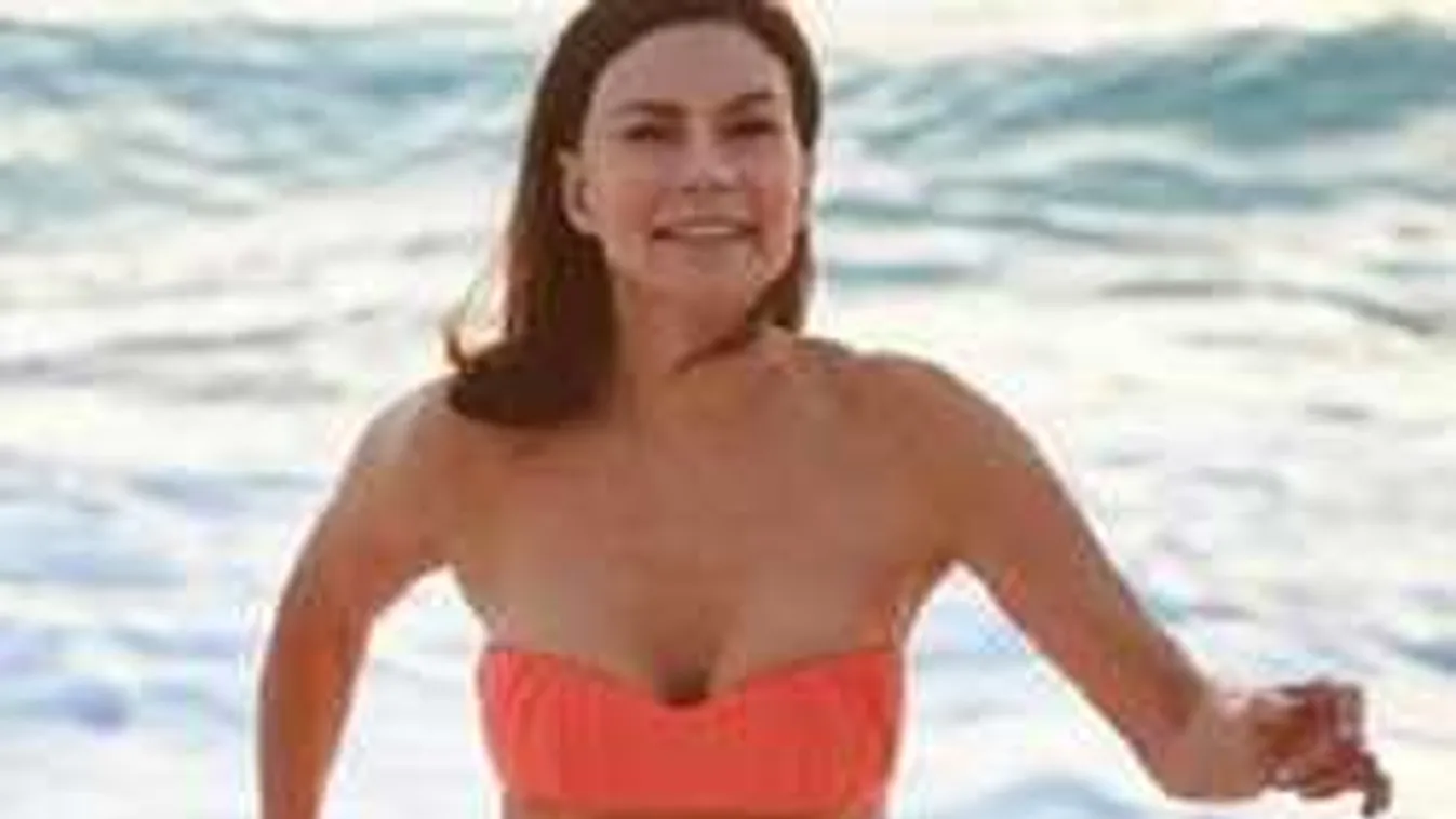 Hihetetlenül szexis ez a bikinis nő, sosem találod ki, hány éves