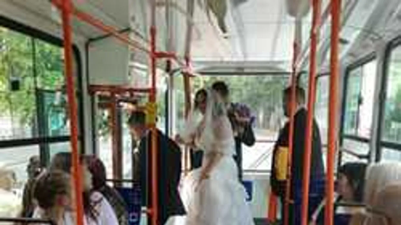Villamossal igyekezett a szegedi pár esküvőjére