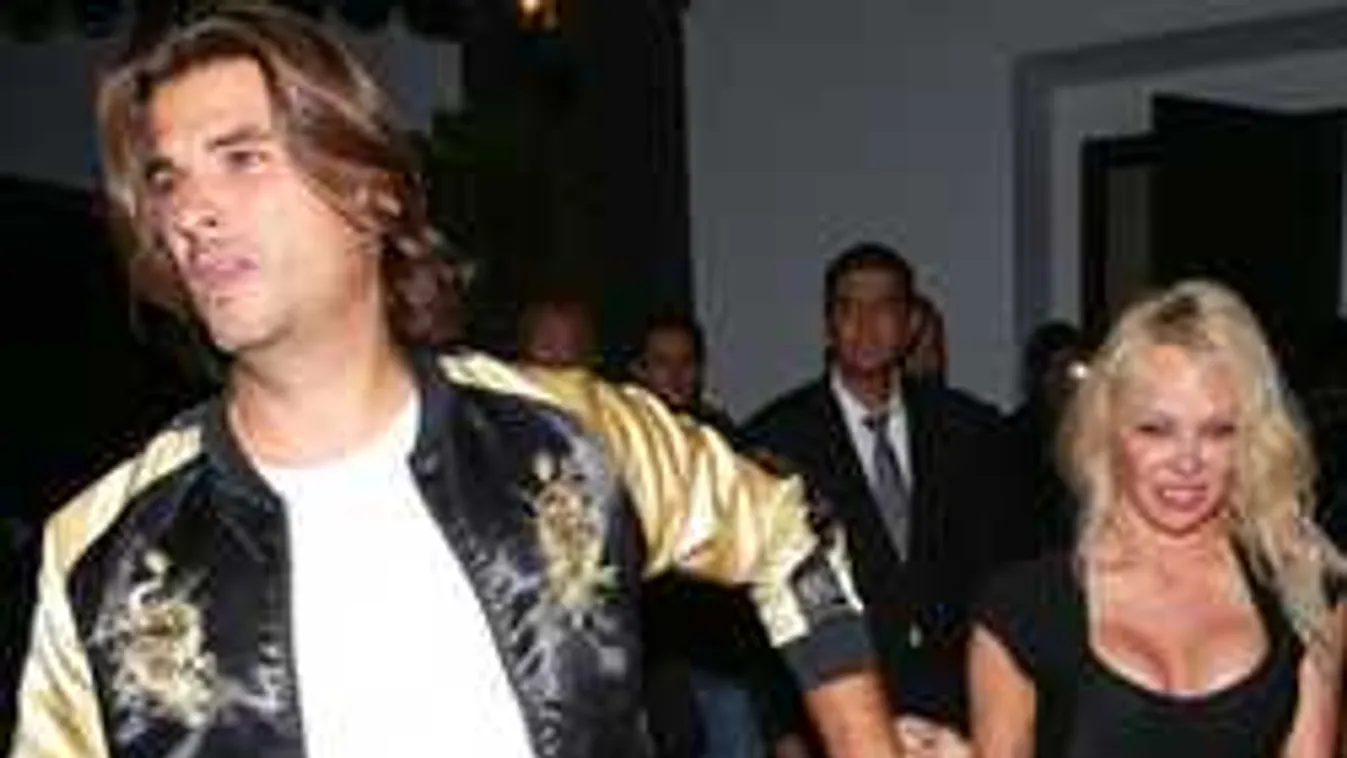 Pamela Anderson fiatal pasival bulizott hajnalig - Fotó