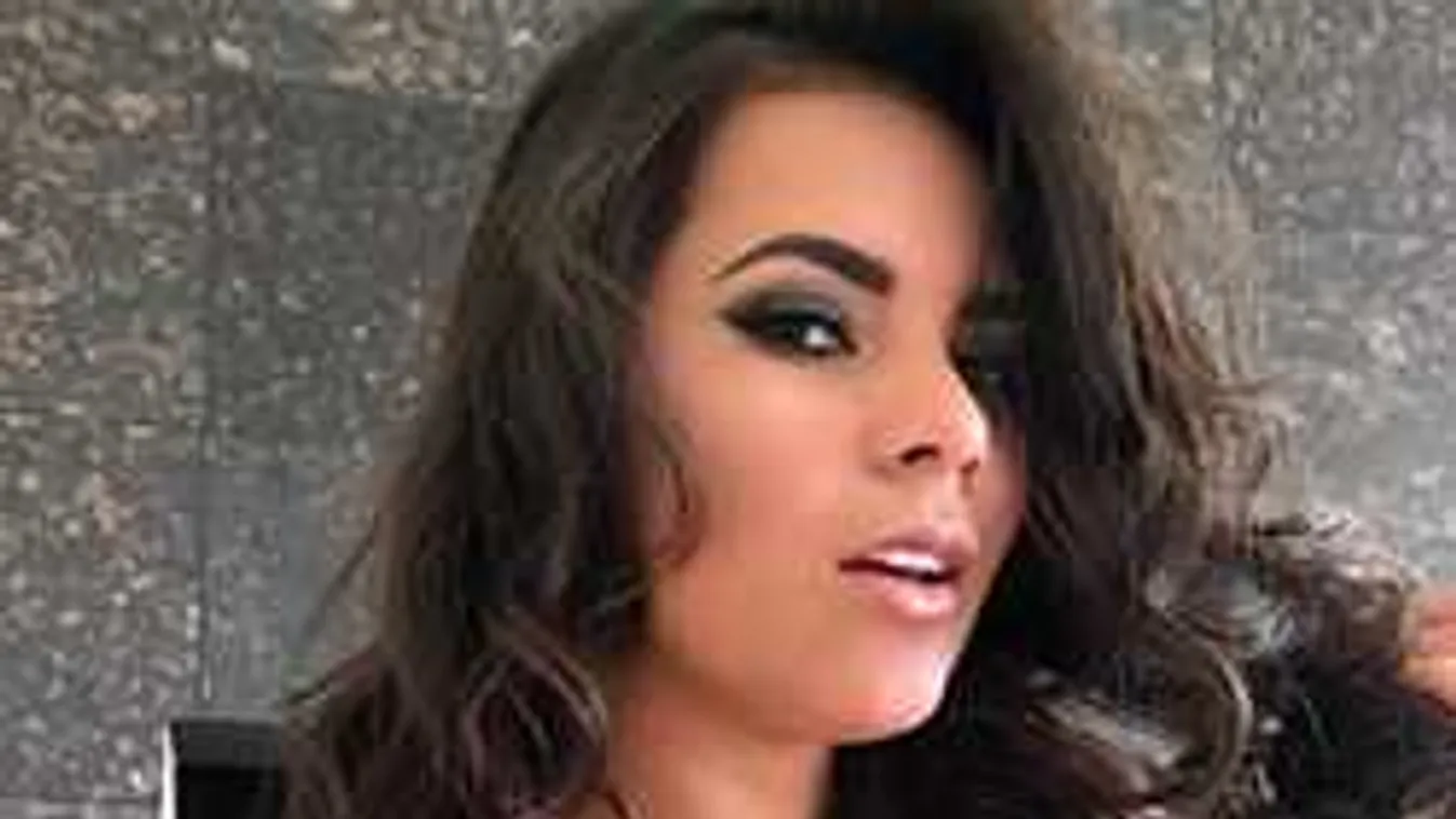 Levetkőzött a dús keblű ringlány, a hálószobában pózol