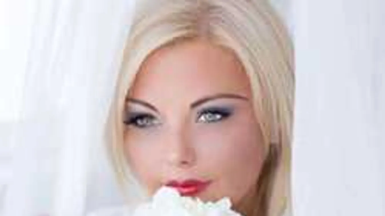 Megvan a nap dekoltázsa! 47 évesen is ultradögös a magyar modell