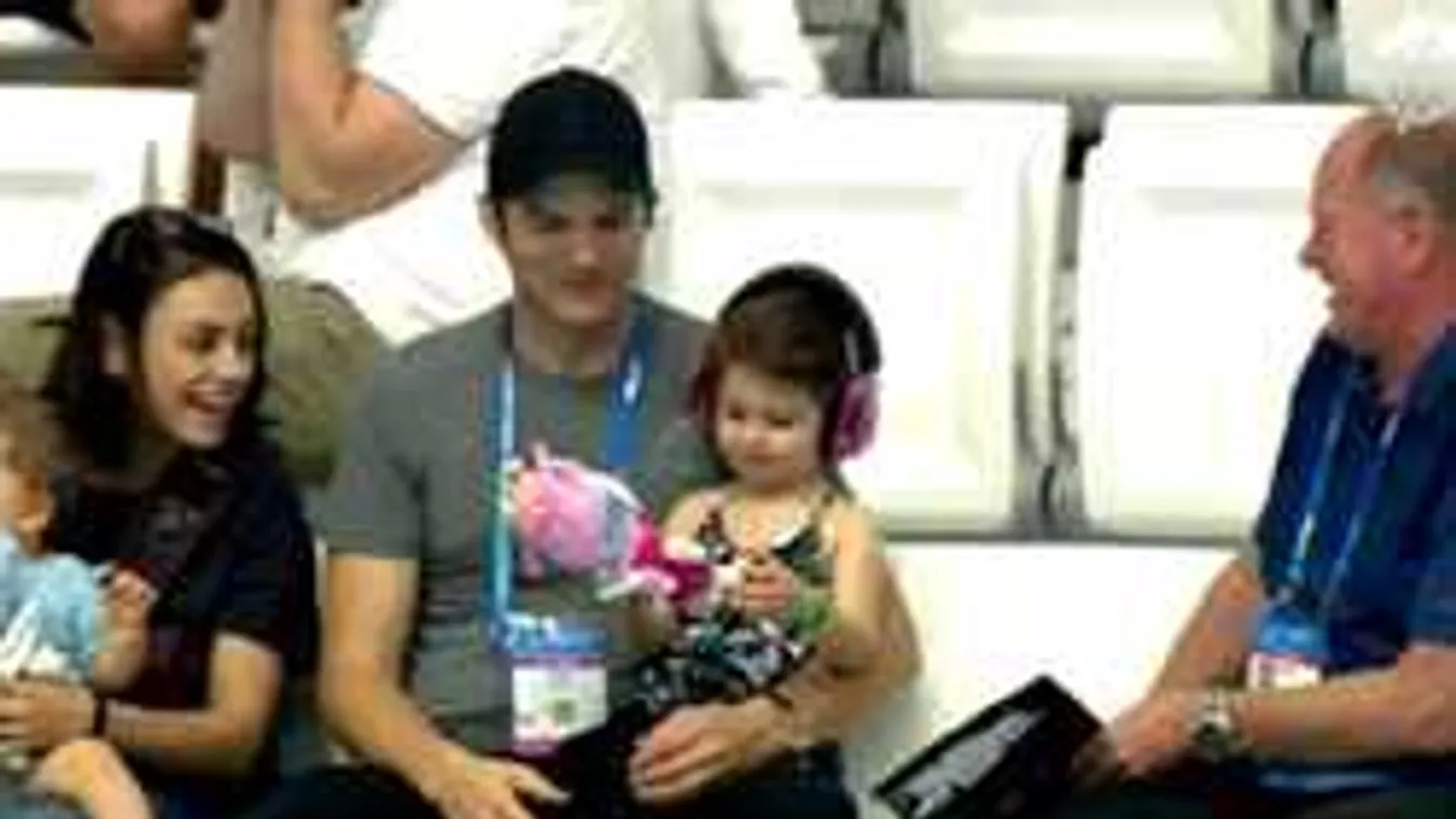 Nem találnád ki, kivel beszélget Ashton Kutcher a vizes vb lelátóján!