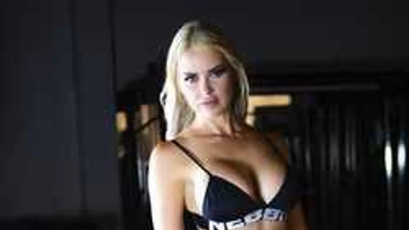 Tökéletes melleit büszkén mutogatja a szőke fitneszmodell