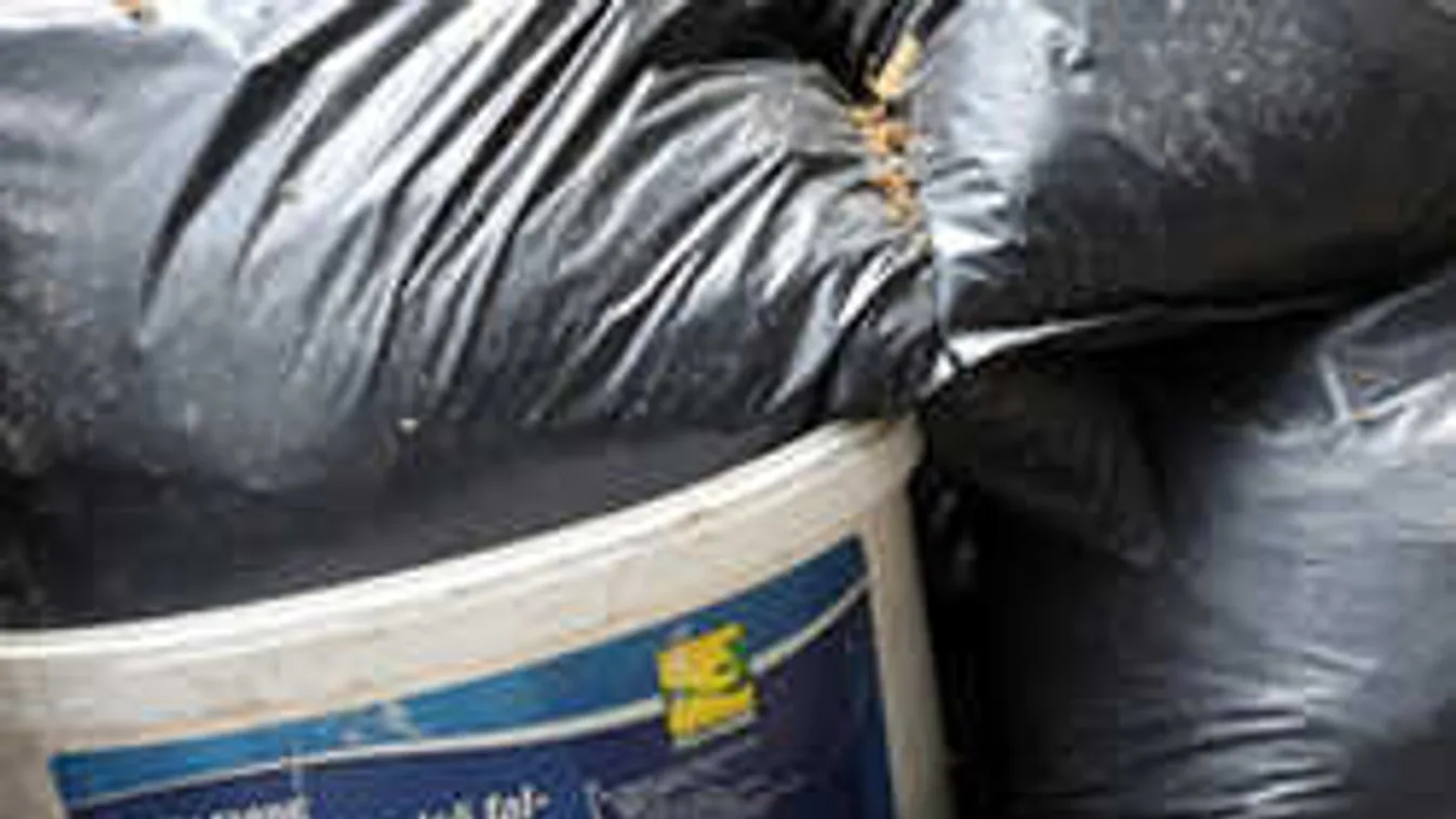 A nap lúzere: szemétaknába esett a férfi, aki a mobilját kereste