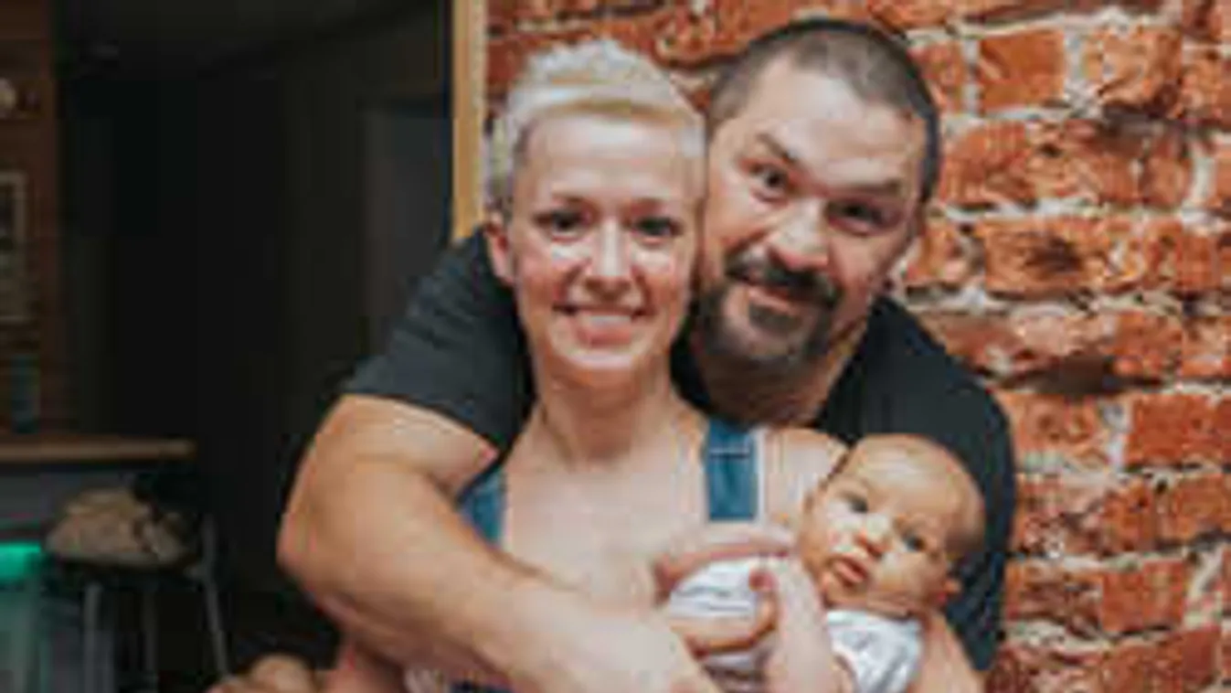 Erotikus fotókkal bukott le a magyar sztárapuka