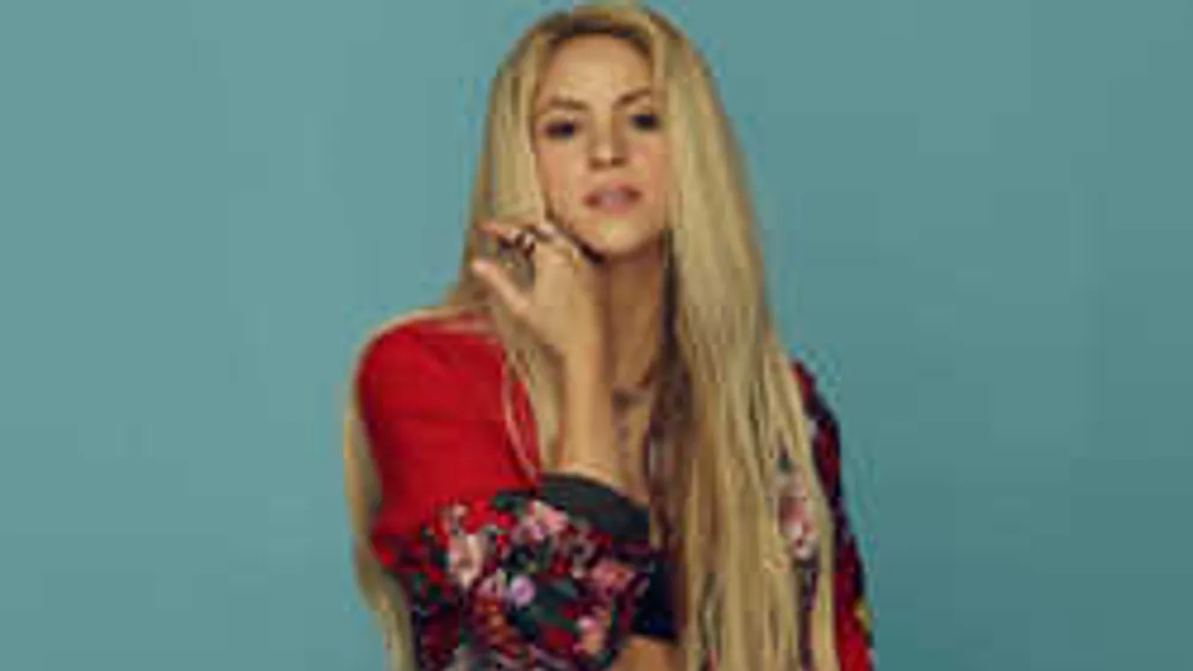 Átlátszó felsőben mutatta meg új külsejét a sztárénekesnő