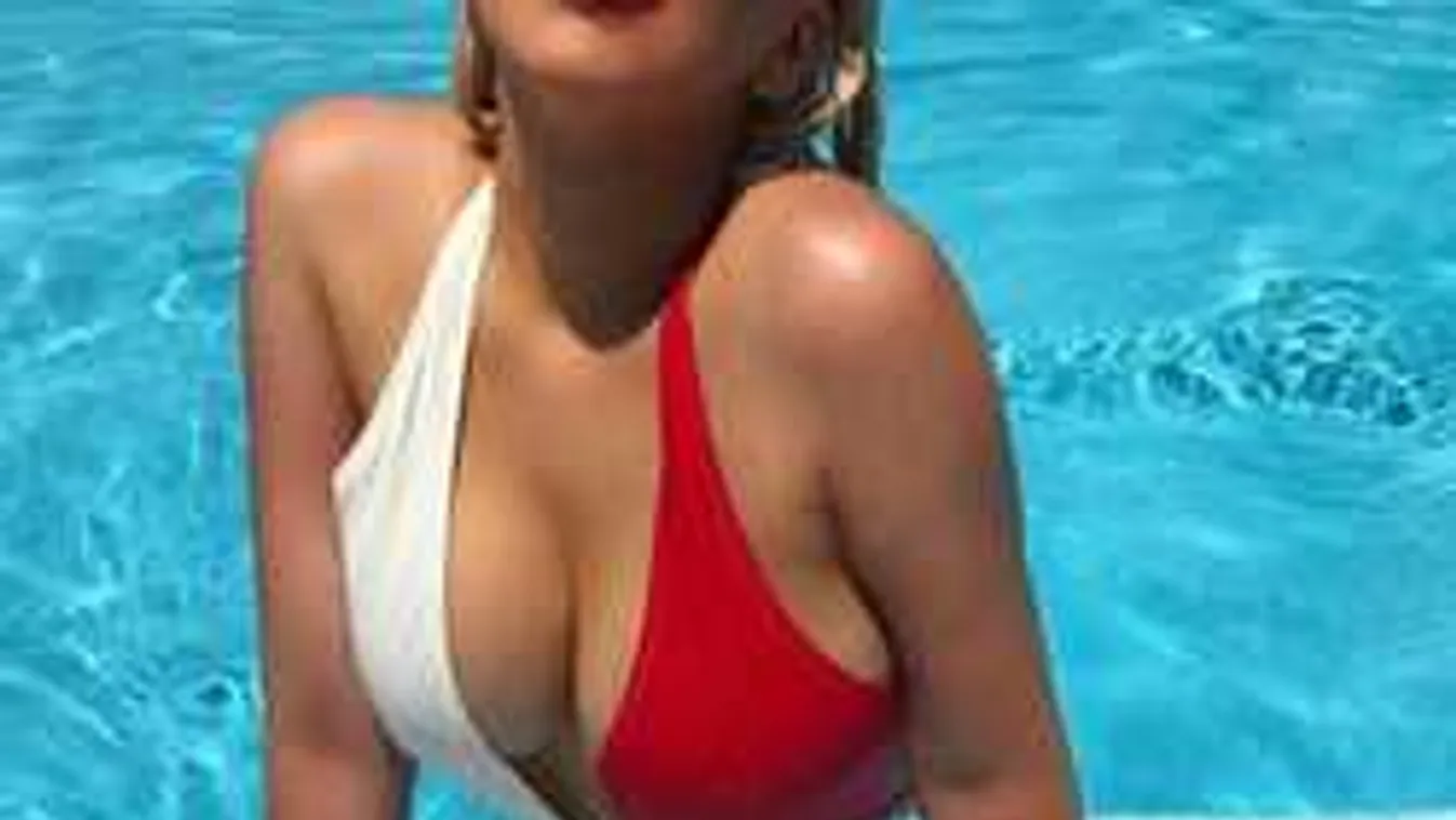 Olyan fürdőruhás képek érkeztek a szexi sztáranyukáról, hogy leizzadsz