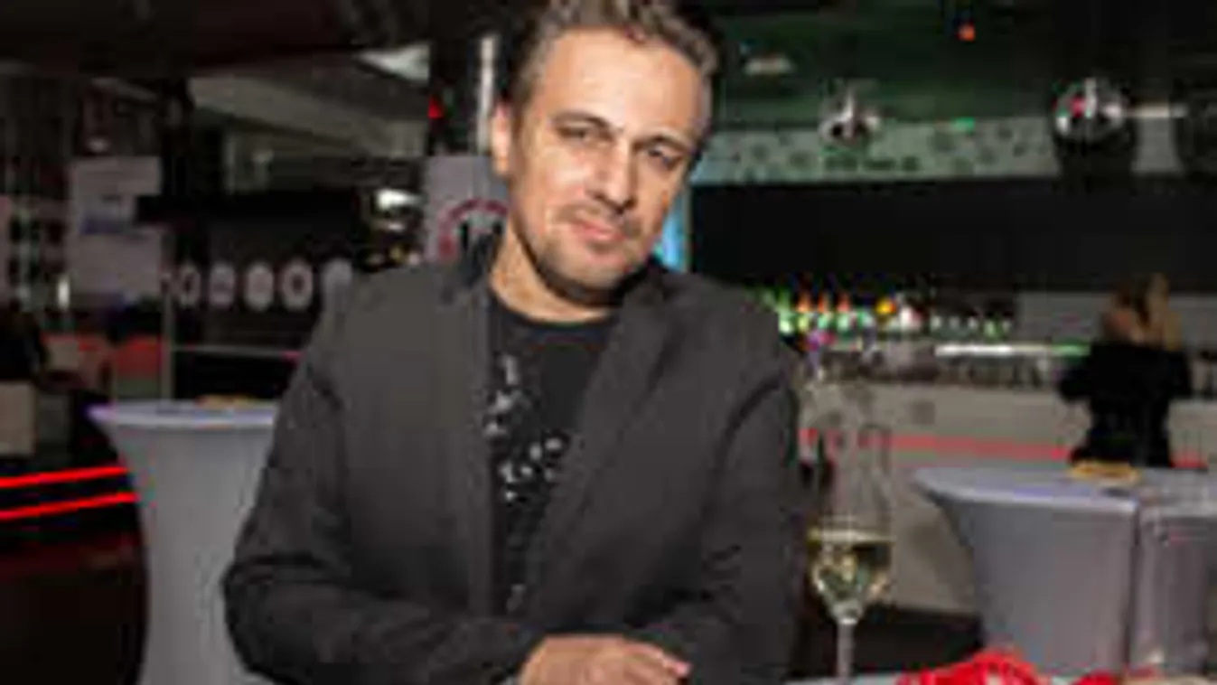 Kiderült az igazság: ezért kellett kárpótolnia feleségét a magyar sztárénekesnek