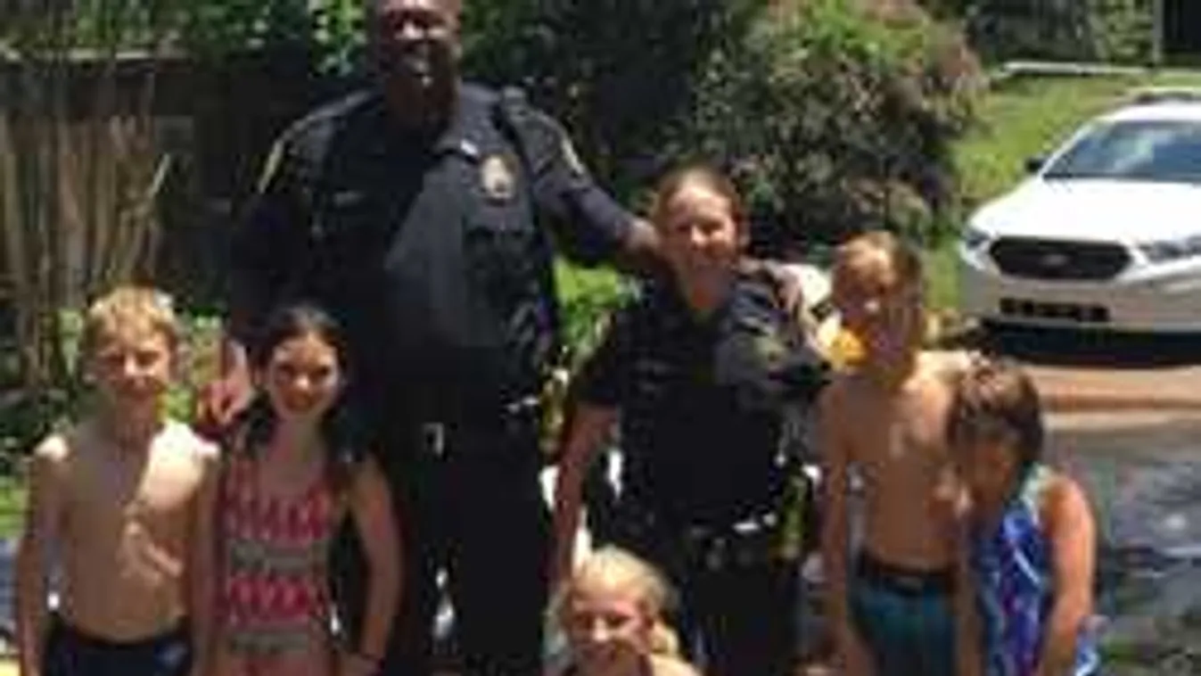 A házibulihoz kivezényelt rendőrök oszlatás helyett beálltak szórakozni!