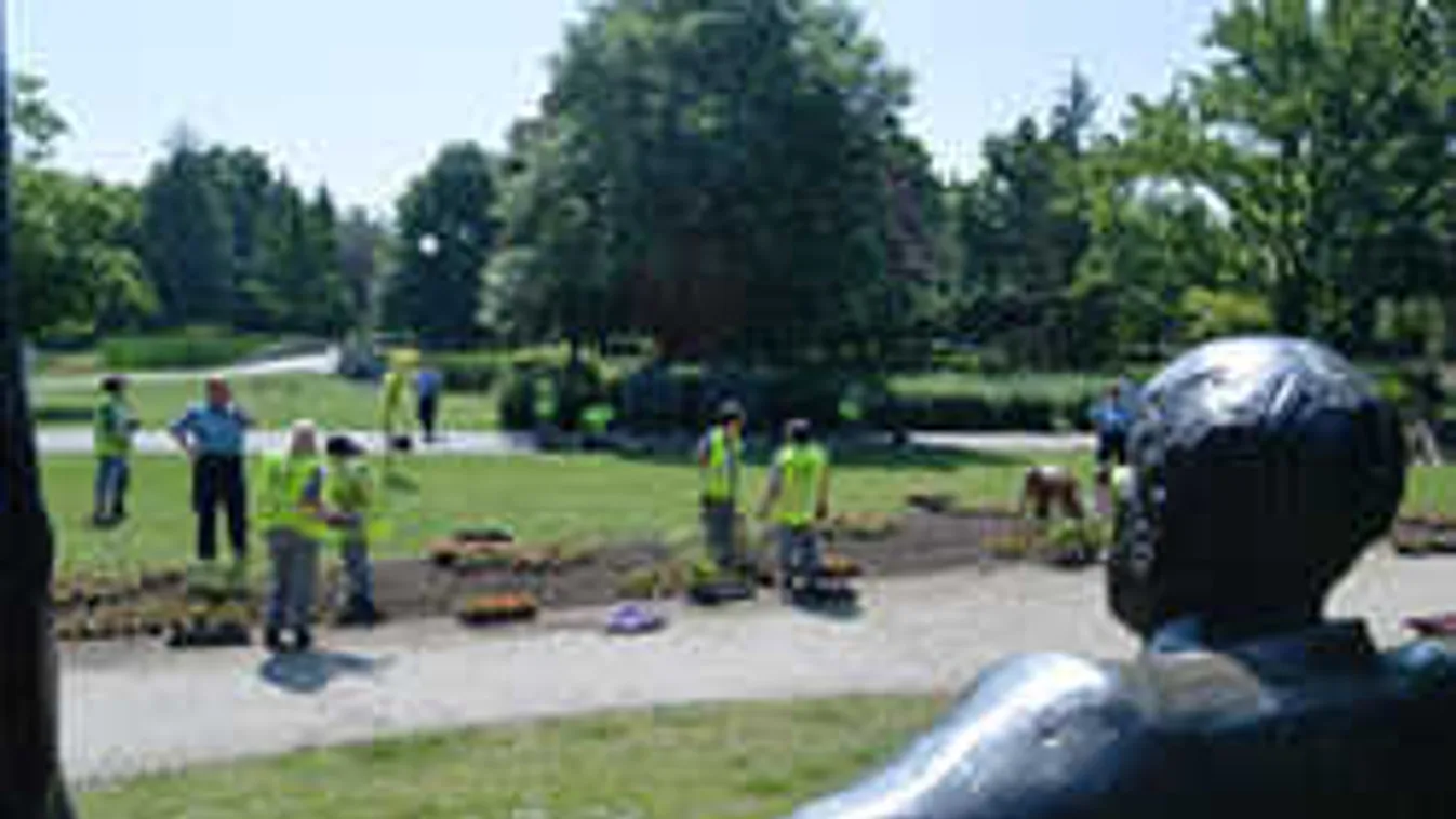 Megdöbbentek a járókelők, rabok lepték el Eger belvárosát