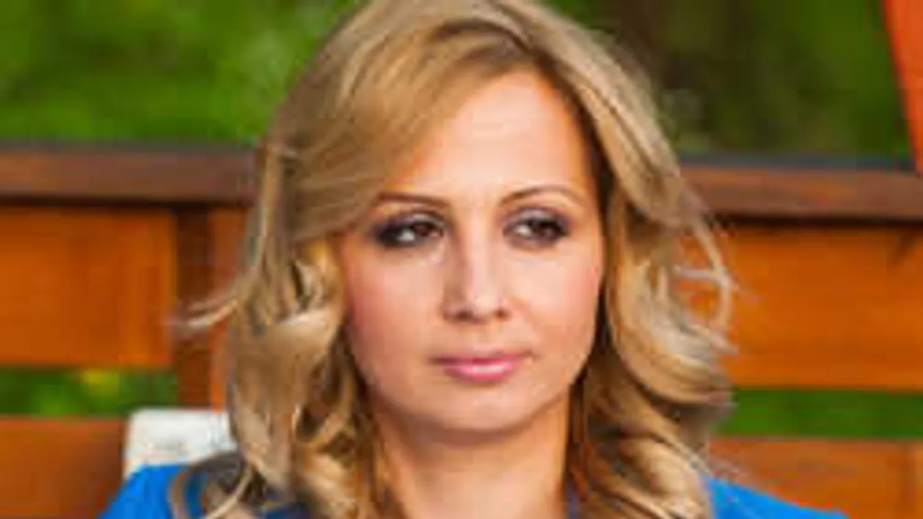 Hazatért családjával Gombos Edina