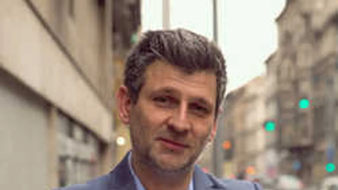 Nem hiszed el, hogyan segít a talált kutyákon a magyar sztár