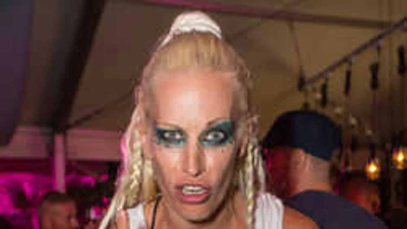 Önvédelem miatt törte szilánkosra rajongója mobilját a magyar énekesnő