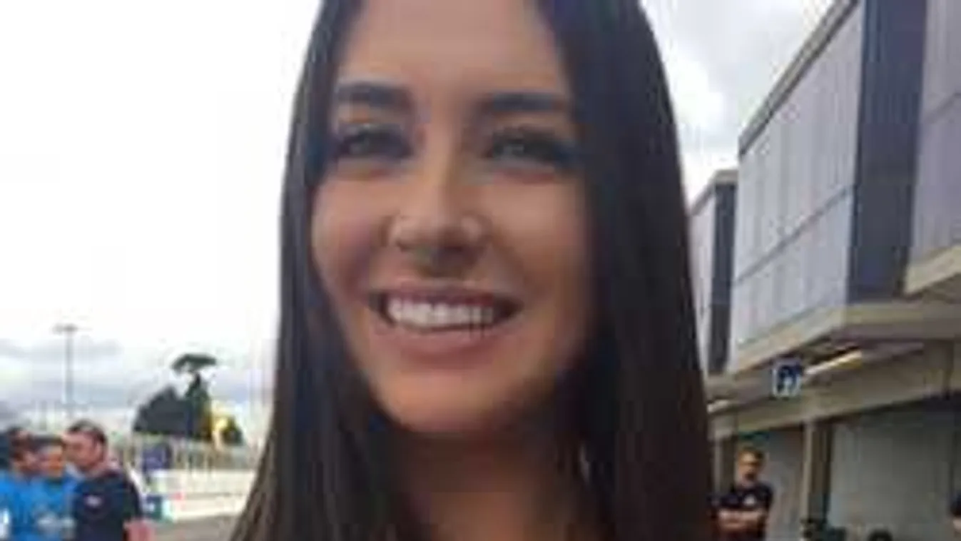 Félmeztelenül és vadítóan terpeszt a dús keblű modell