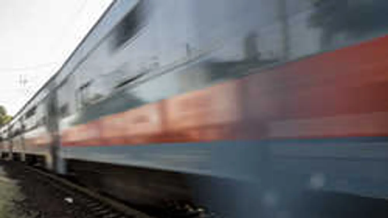 Káosz Debrecenben: vonat és autó ütközött, a sofőrt ki kellett vágni