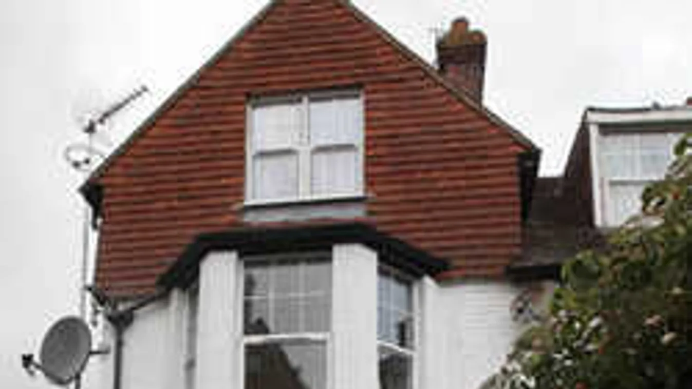 Hét hálószobás villát kapnak a migránsok