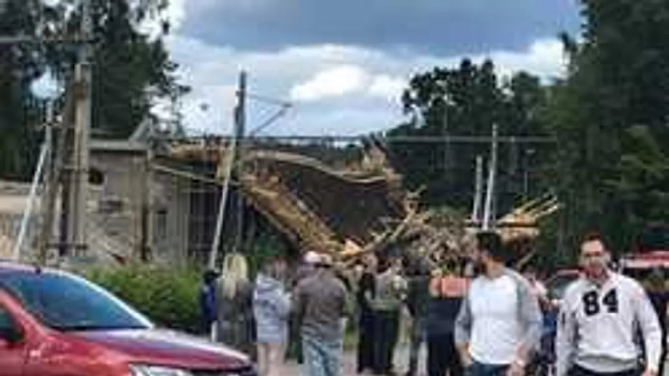 Összeomlott egy híd, a vasúti sínre zuhantak az emberek
