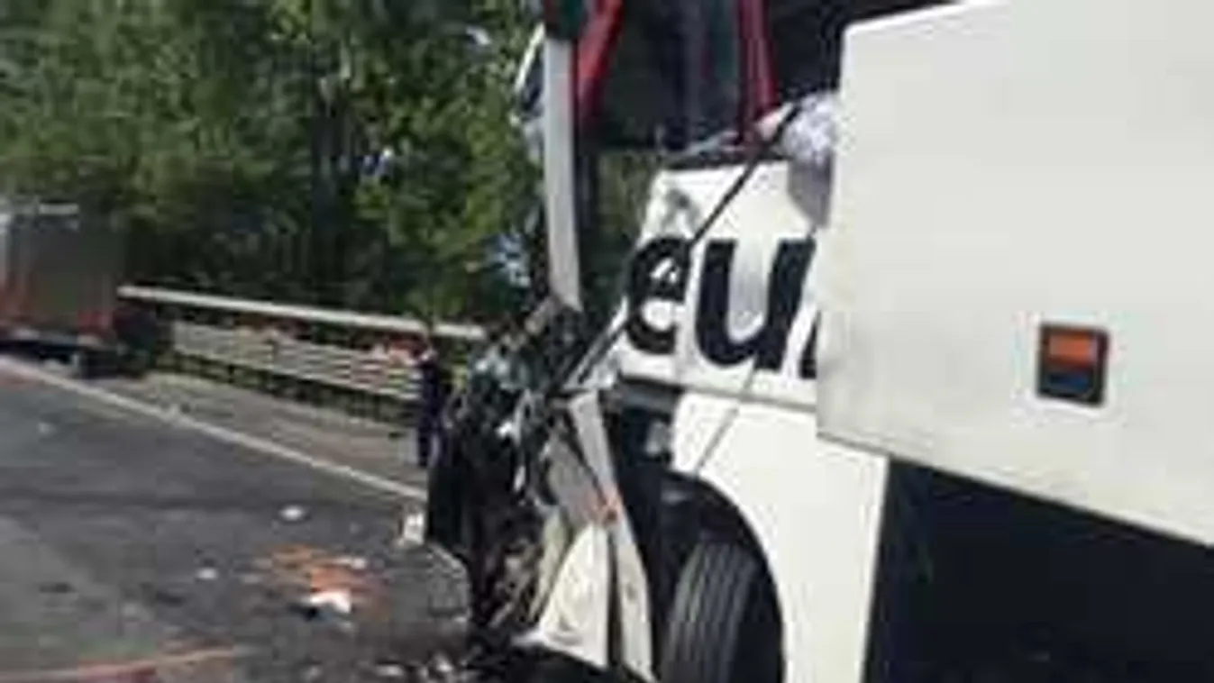 Borzalmas buszbaleset Pest megyében, nem tudni, hányan sérültek