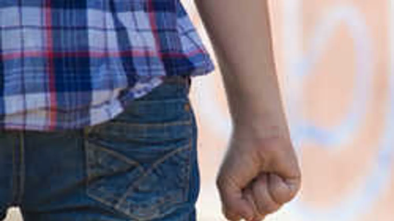 Véres jelenet a hétvégi háznál: Rendőrre támadt egy 22 éves fiatal