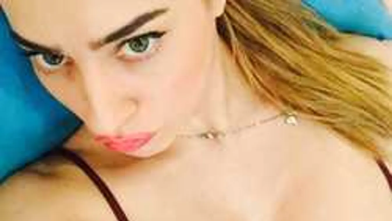 Ruha nélkül pózol a tükör előtt a hatalmas mellű szurkolólány