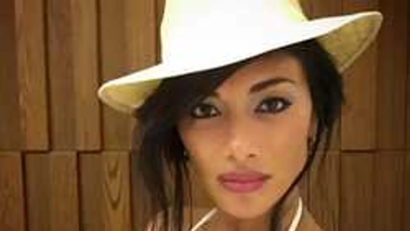 Bikiniben szülinapozik a két dögös popsztár