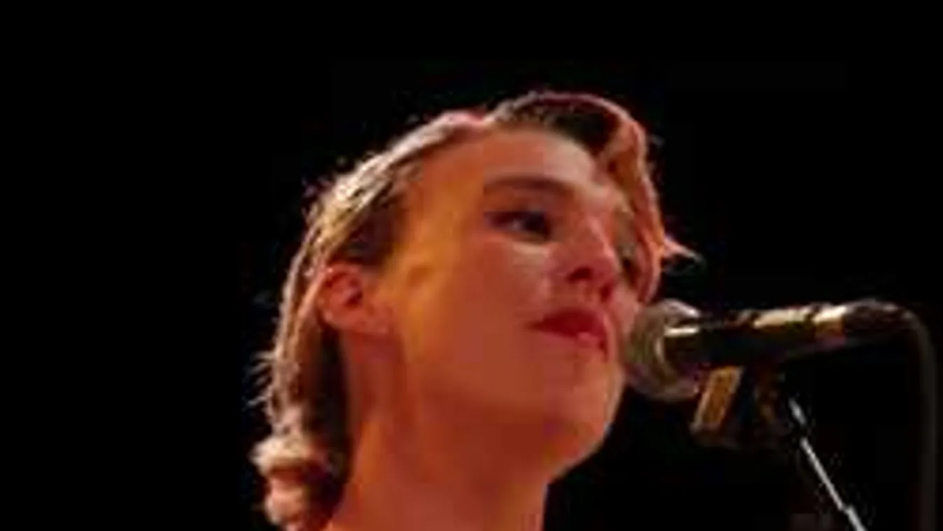 Összeesett a színpadon és meghalt a gyönyörű énekesnő