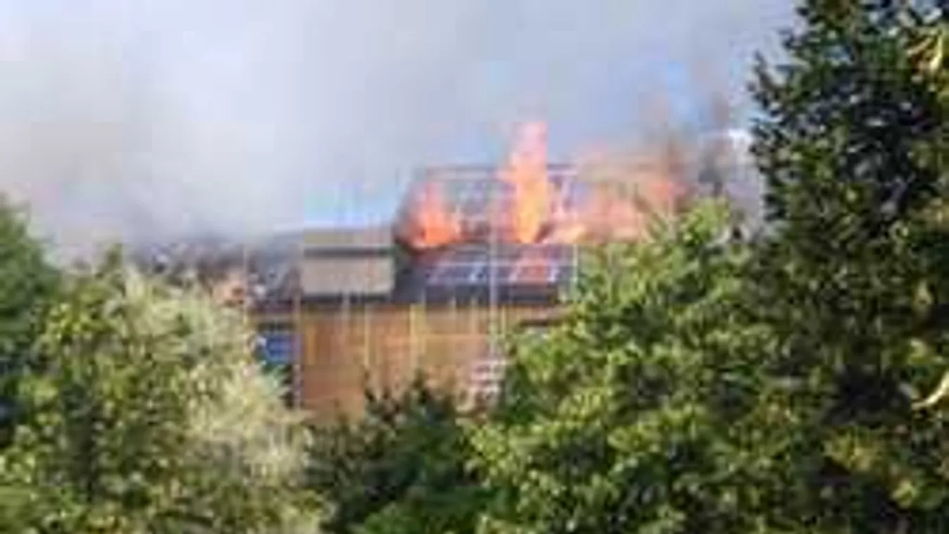 Lángokban áll egy panelház, 80 tűzoltó kétségbeesve harcol