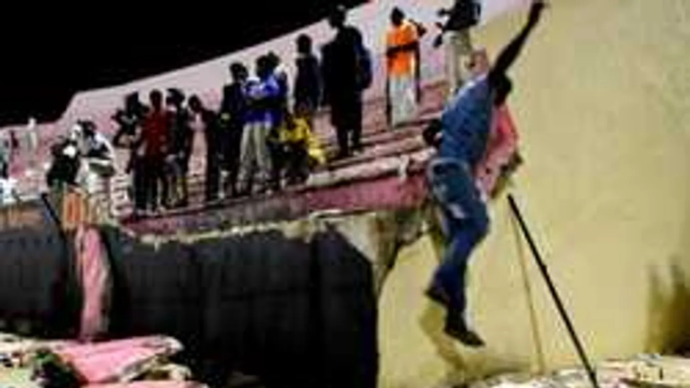 Most jött a hír, szörnyű tragédia történt a focistadionban - fotók, videó