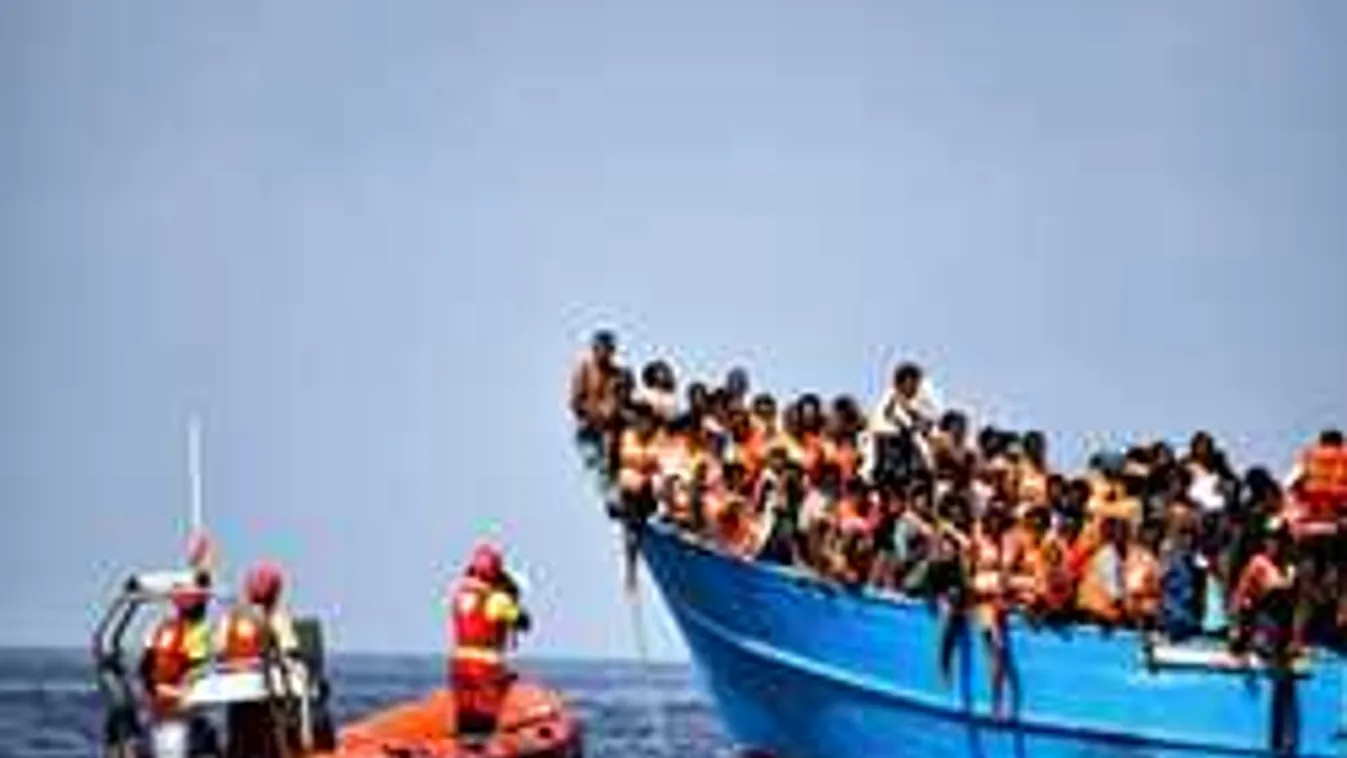 Berágtak az olaszok, blokkolják a migránsmentést