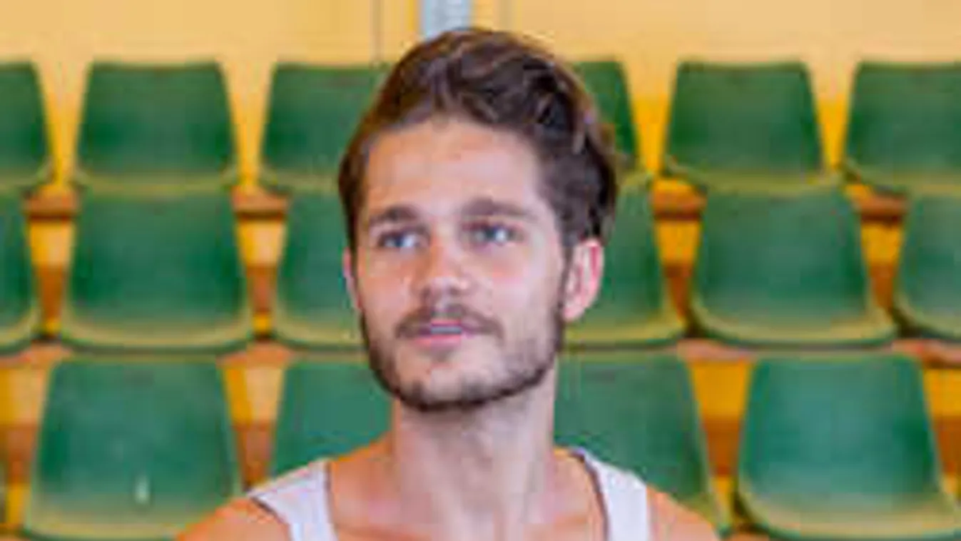 Óriási riadalom: Ló vonszolta maga után az operettsztárt