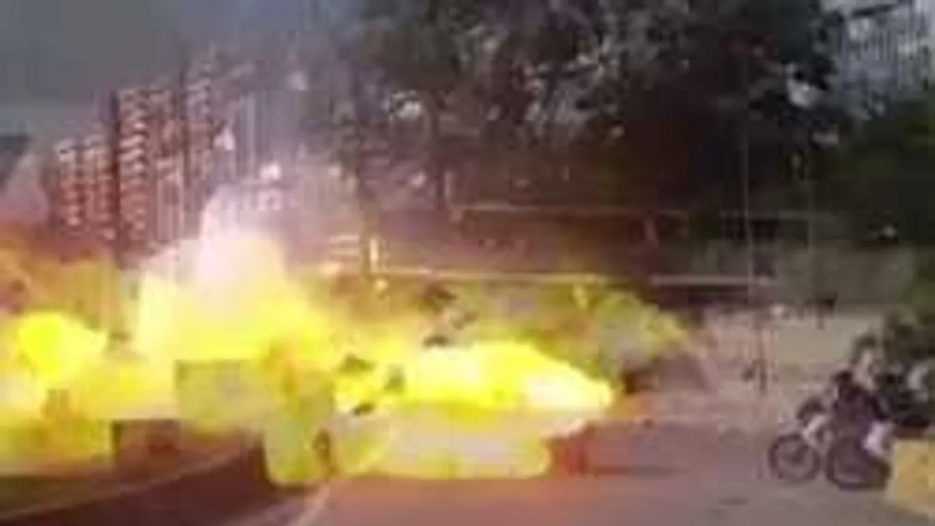 Hatalmas robbantás a motoros felvonuláson! - videó