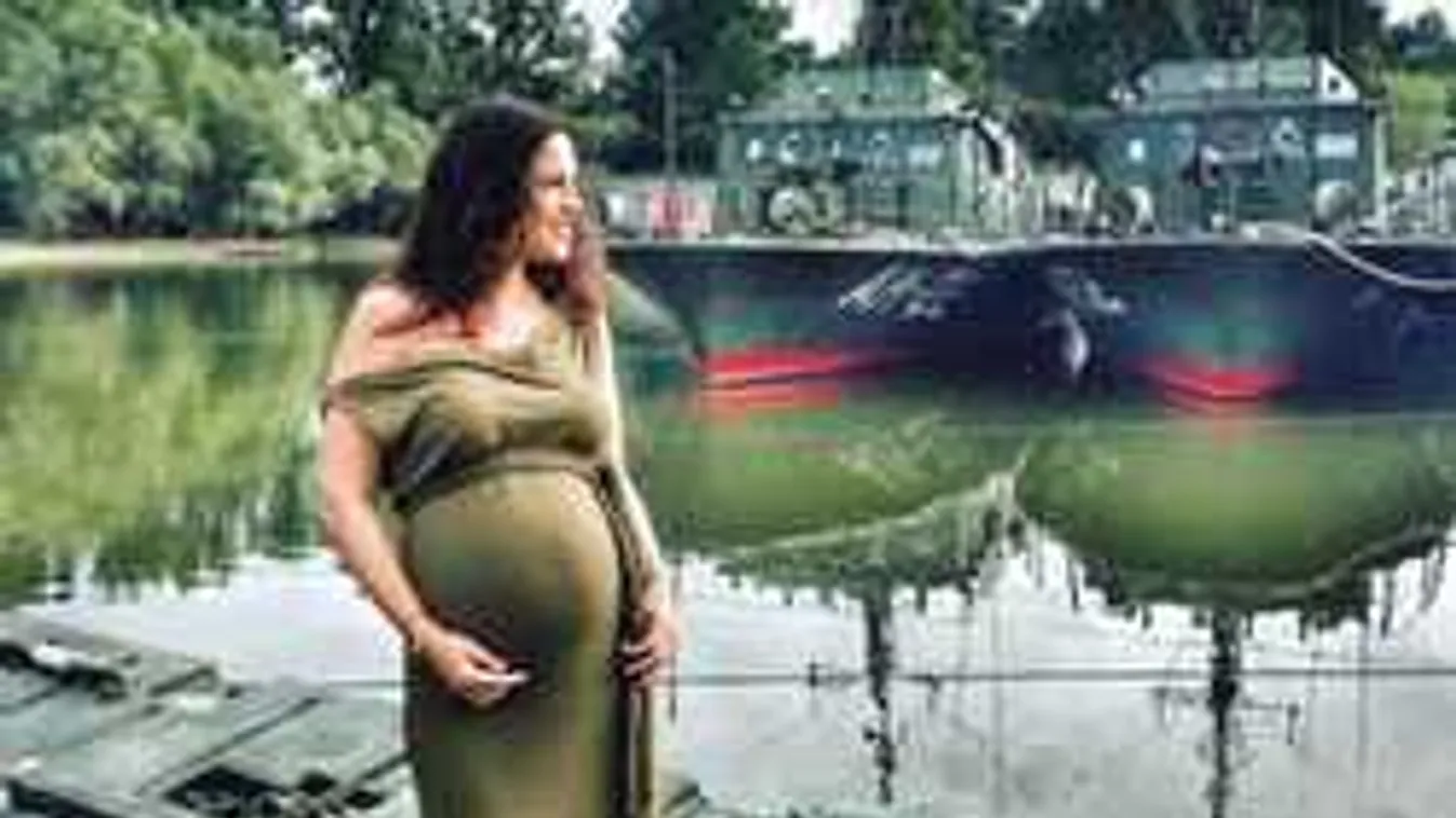 Bármelyik pillanatban szülhet a magyar sztárénekesnő