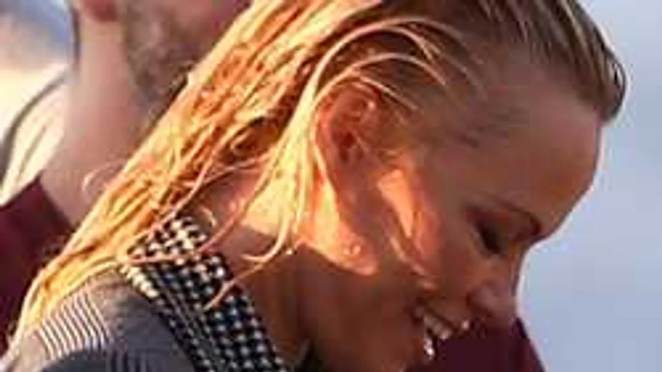 Villantás lett Pamela Anderson ruhás fürdéséből