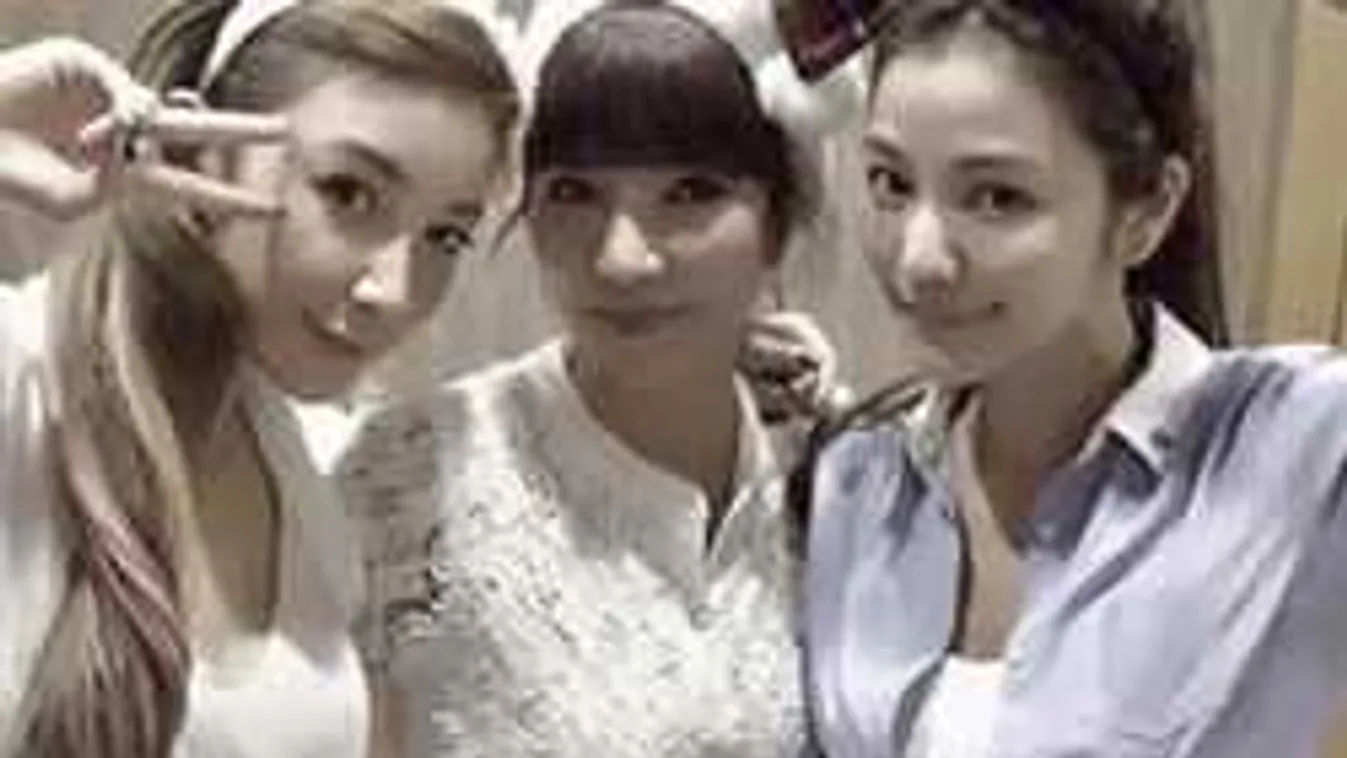 Zavarba ejtő családi fotó: senki nem tudja, ki lehet az anyuka