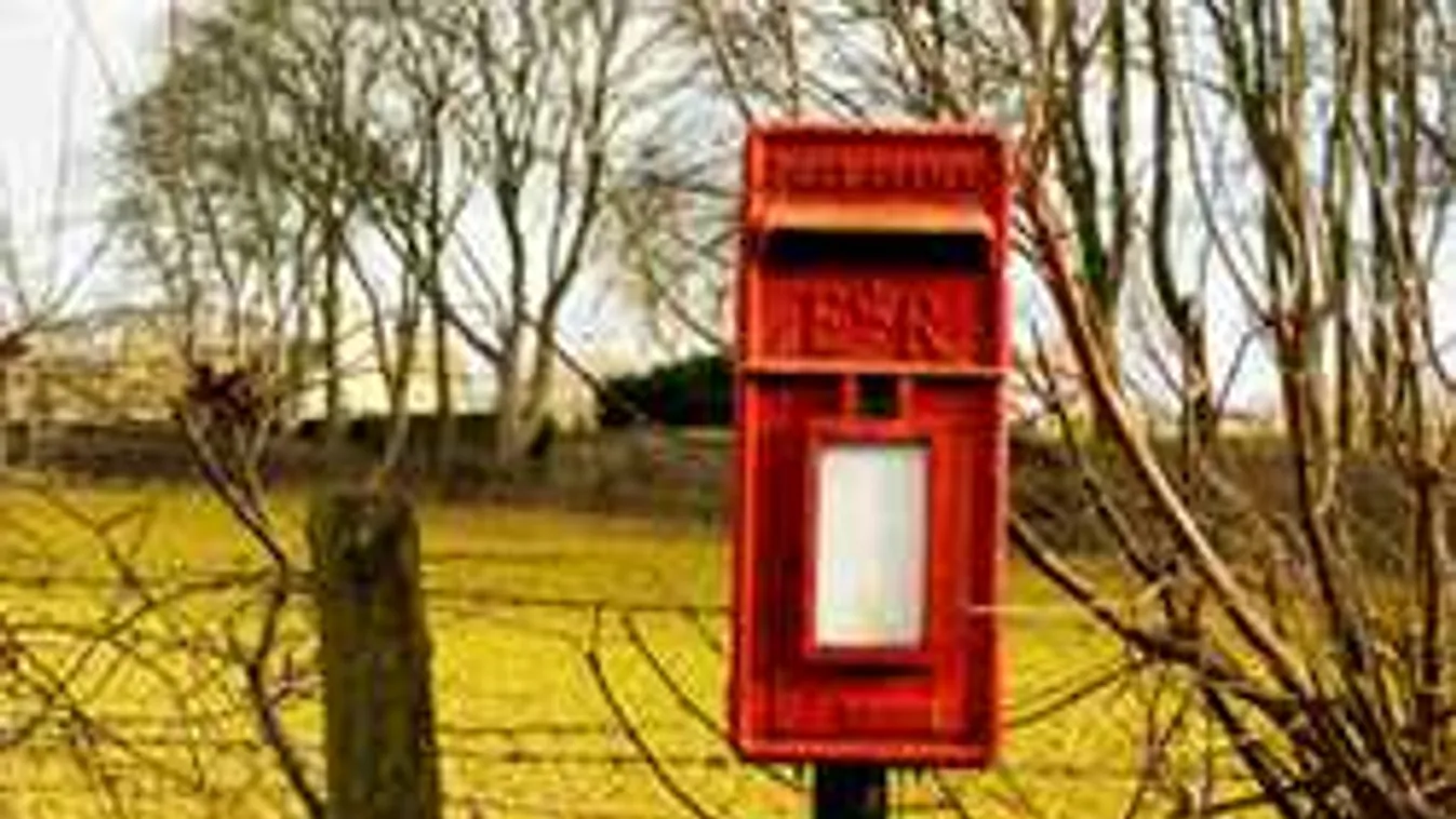 Rettegnek a szomszédok: a postaládán keresztül sír és kiabál az ismeretlen nő