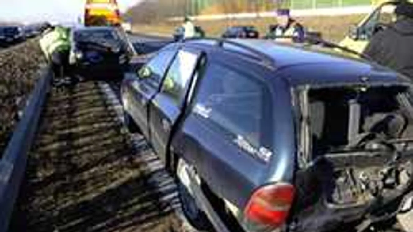 Most érkezett: Négyes karambol az M1-es autópályán