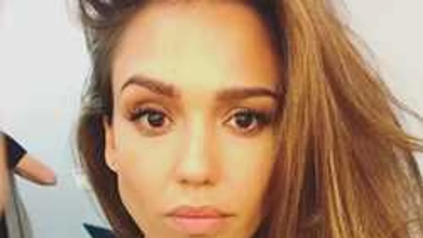 Bikiniben mutatta meg pocakját a várandós színésznő