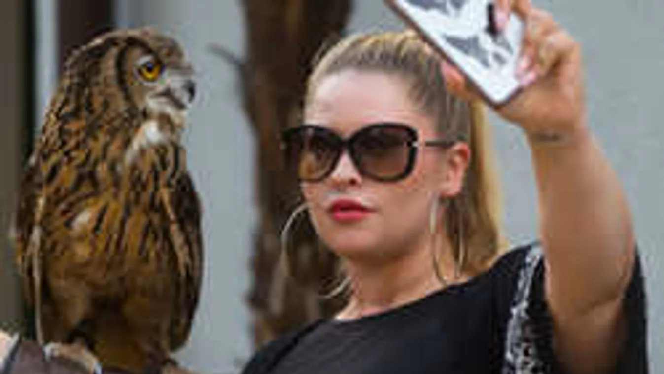 Nem ijedős fajta: Veszélyes fenevadakkal barátkozott a magyar énekesnő