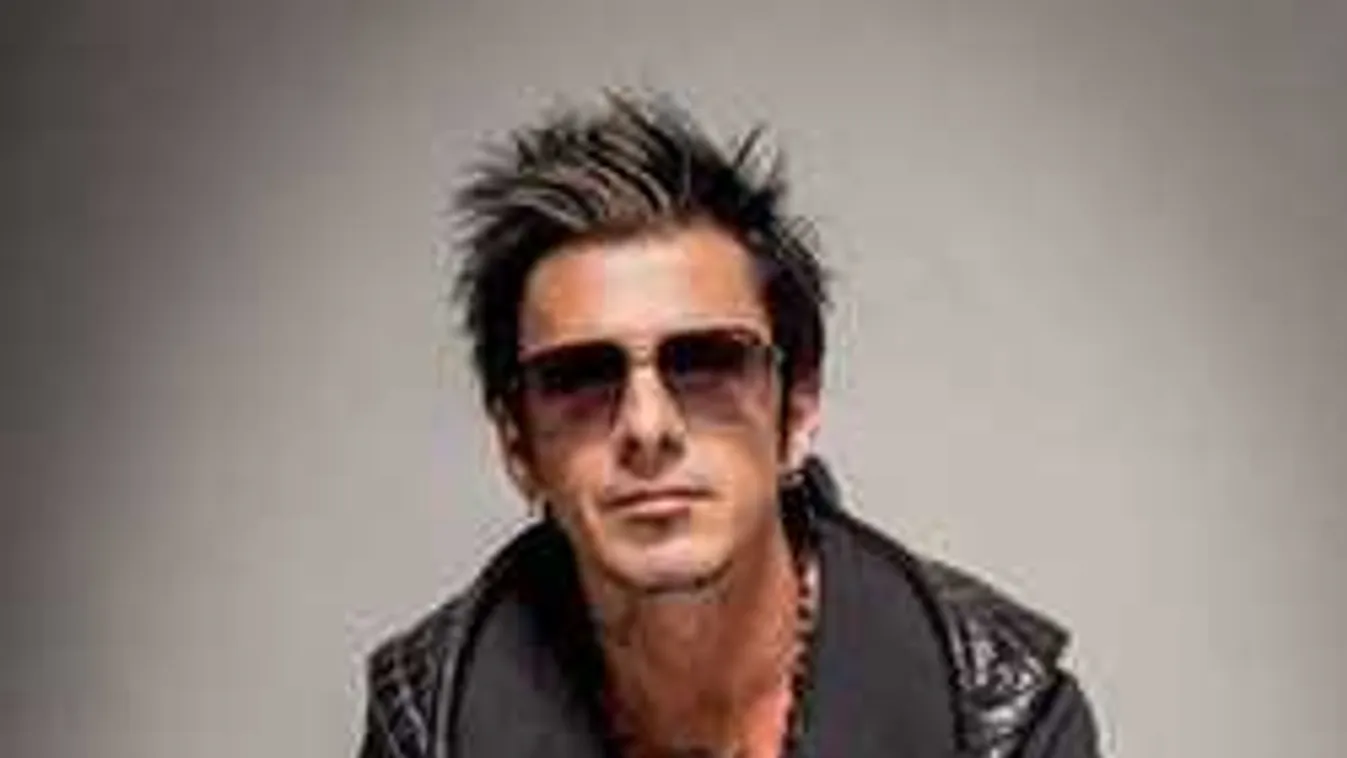 Anyaszült meztelenül mutatta meg magát a magyar rocklegenda