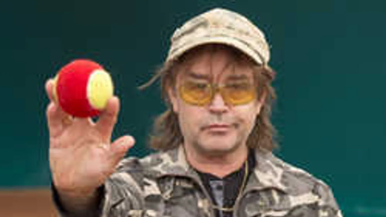 Sátánista világsztár ellen harcol Szikora Róbert