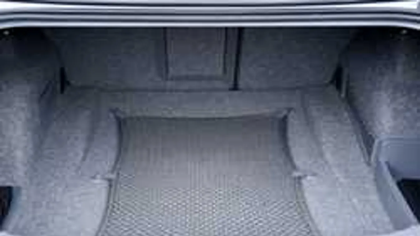 Elhagyott autót találtak a rendőrök, holttest volt a csomagtartójában